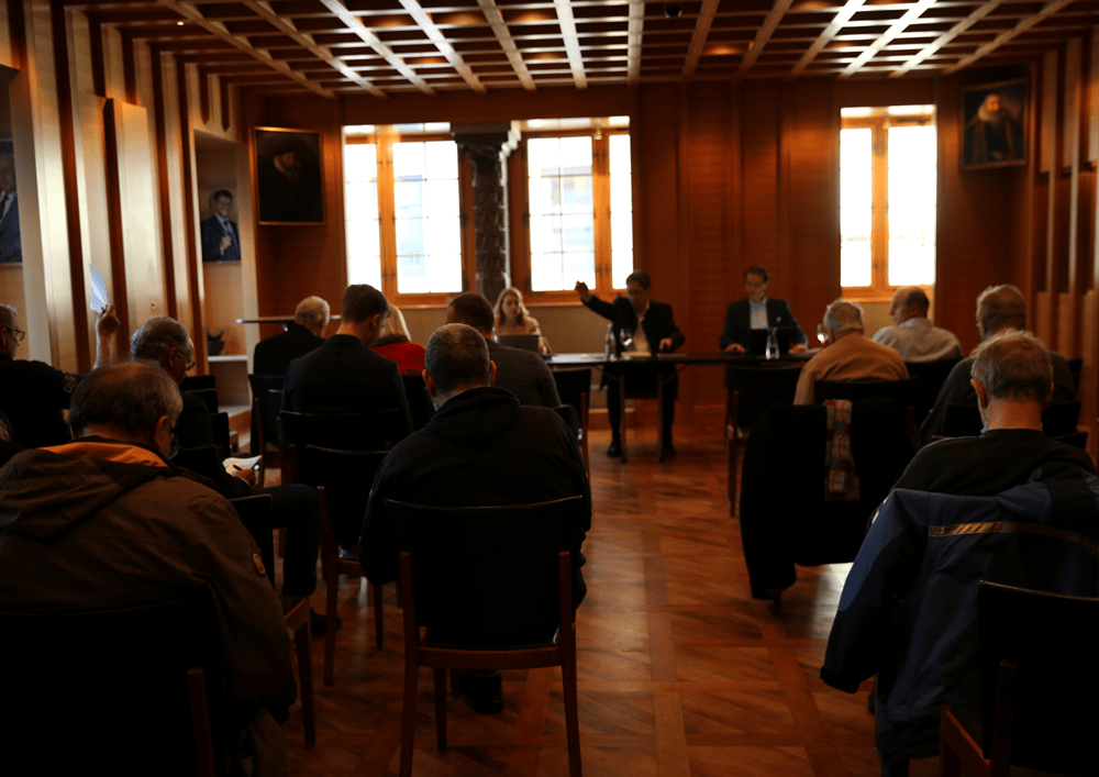 Publikum während einer Weinauktion